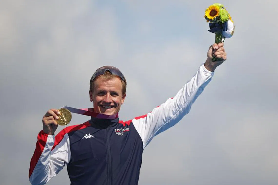 Tokyo 2020 Olympics - Triathlon - Men's Olympic Distance - Medal Ceremony - Odaiba Marine Park, Tokyo, Japan – July 26, 2021. Kristian Blummenfelt of Norway poses with his gold medal during medal ceremony. REUTERS/Hannah Mckay/ File photo