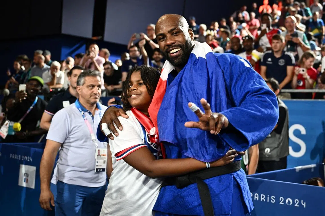 Paris 2024 Olympics - Judo - Men +100 kg Final - Champ-de-Mars Arena, Paris, France - August 02, 2024. Teddy Riner of France reacts with his son Eden Riner after winning Minjong Kim of South Korea. REUTERS/Arlette Bashizi