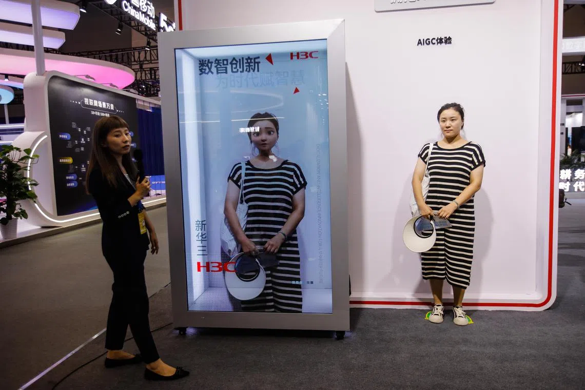  vistor experiences an artificial intelligence simulator at the 2023 Smart China Expo.