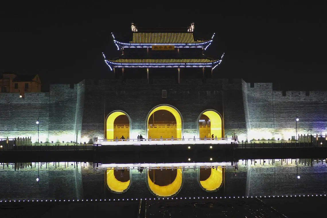 rcwalls01 - Suzhou_The restored Pingmen Gate of Suzhous once commanding 14th century city wall

Credit / Copyright: Ronan O'Connell