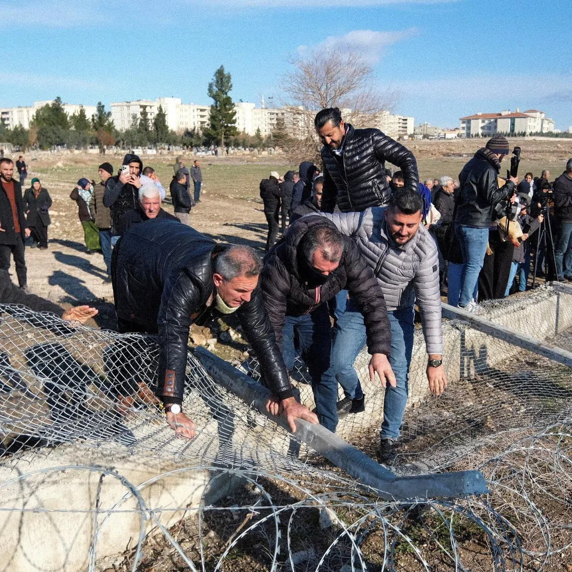 Pro-Kurdish protesters tear down a border fence as they attempt to cross to the Kurdish-controlled northeastern Syrian city of Qamishli during a demonstration in support of Syrian Kurds and against recent military clashes between the Syrian army and Kurdish forces, in Nusaybin, southeastern Turkey, January 20, 2026. REUTERS/Ensar Ozdemir