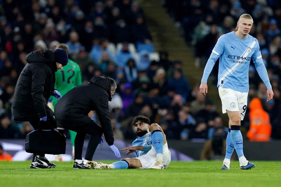 Soccer Football - Premier League - Manchester City v Chelsea - Etihad Stadium, Manchester, Britain - January 4, 2026 Manchester City's Josko Gvardiol receives medical attention after sustaining an injury as Erling Haaland reacts Action Images via Reuters/Jason Cairnduff