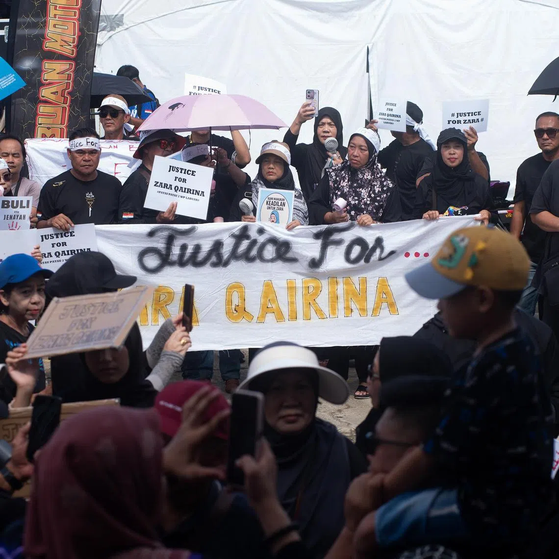azzara - ABUAN, Aug 10 -- More than 3,000 people from all walks of life turned up on Aug 10 for a solidarity rally at the Labuan Food Court car park to demand justice for Zara Qairina Mahathir. Credit: BERNAMA