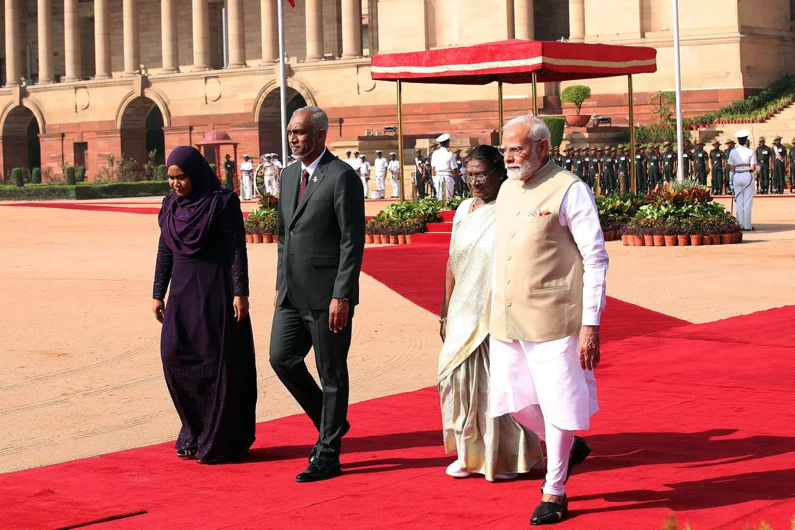 epa11646676 Maldives President Mohamed Muizzu and wife Sajidha Mohamed (L) walk with Indian Prime Minister Narendra Modi and President Droupadi Murmu during a welcome reception at the presidential house in New Delhi, India, 07 October 2024. The Maldivian President is on a two-day state visit to India.  EPA-EFE/HARISH TYAGI