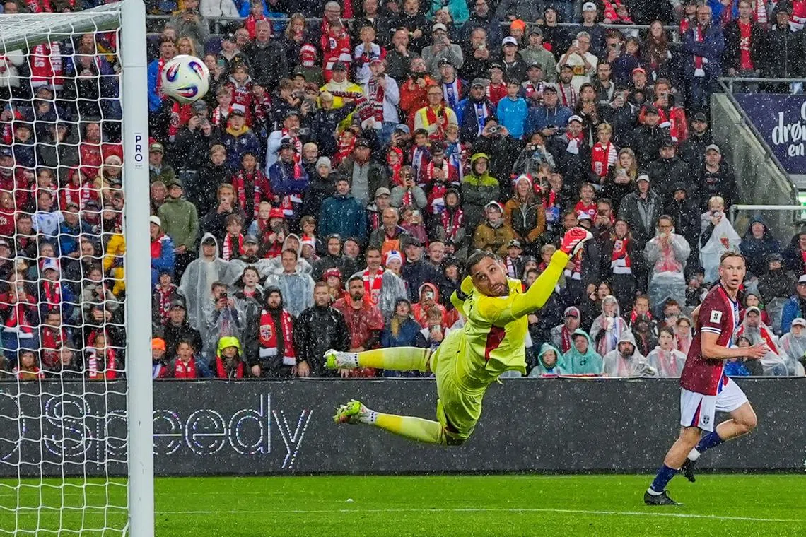 Soccer Football - World Cup - European Qualifiers - Group I - Norway v Italy - Ullevaal Stadion, Oslo, Norway -  June 6, 2025 Norway's Sander Berge hits the post as Italy's Gianluigi Donnarumma looks on  Lise Aserud/NTB via REUTERS