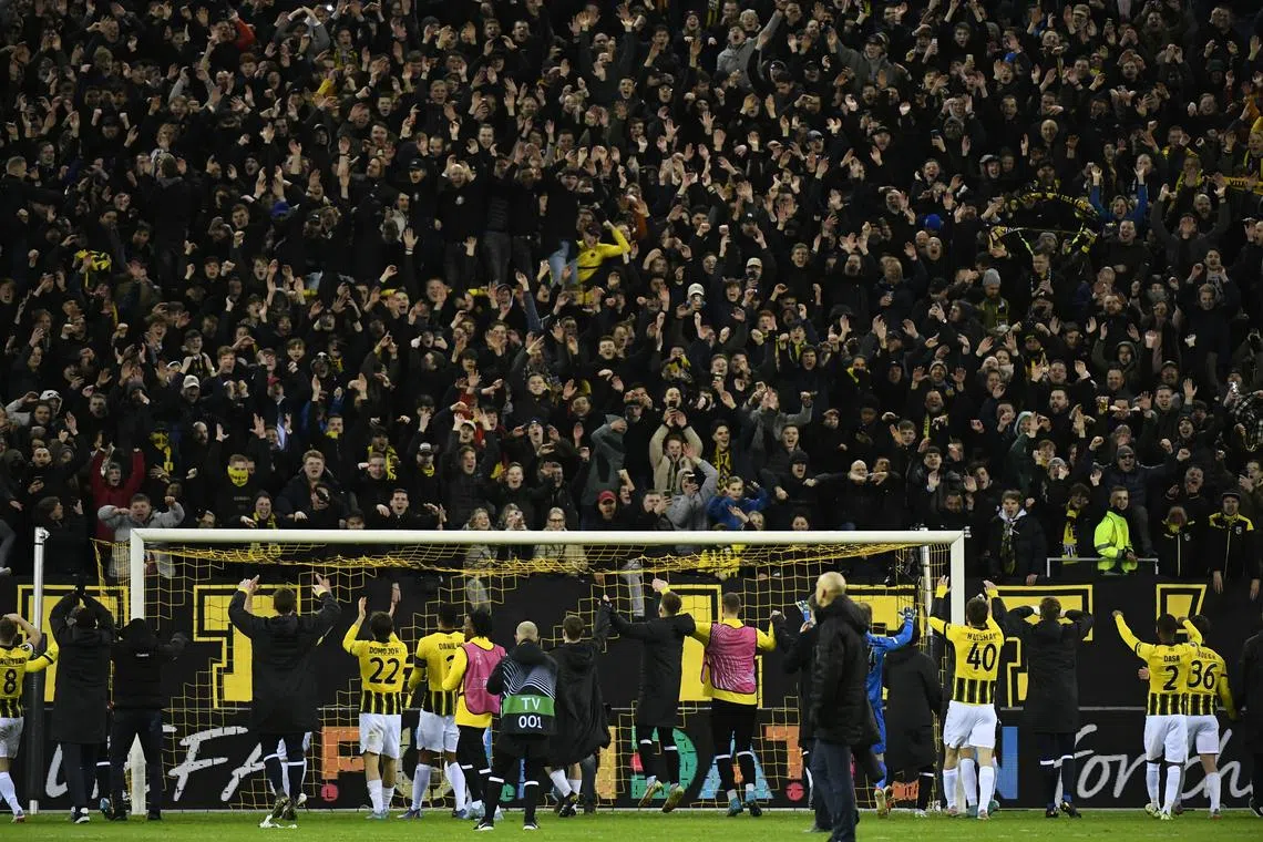 FILE PHOTO: Soccer Football - Europa Conference League - Play Off Second Leg - Vitesse Arnhem v SK Rapid Wien - GelreDome, Arnhem, Netherlands - February 24, 2022 Vitesse Arnhem players with their fans after the match REUTERS/Piroschka Van De Wouw/File Photo