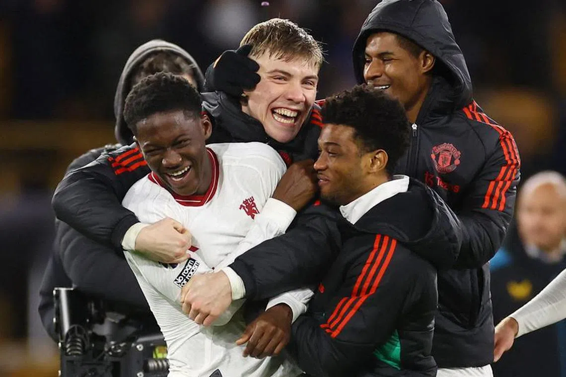Soccer Football - Premier League - Wolverhampton Wanderers v Manchester United - Molineux Stadium, Wolverhampton, Britain - February 1, 2024 Manchester United's Kobbie Mainoo, Rasmus Hojlund, Willy Kambwala and Marcus Rashford celebrate after the match REUTERS/Carl Recine