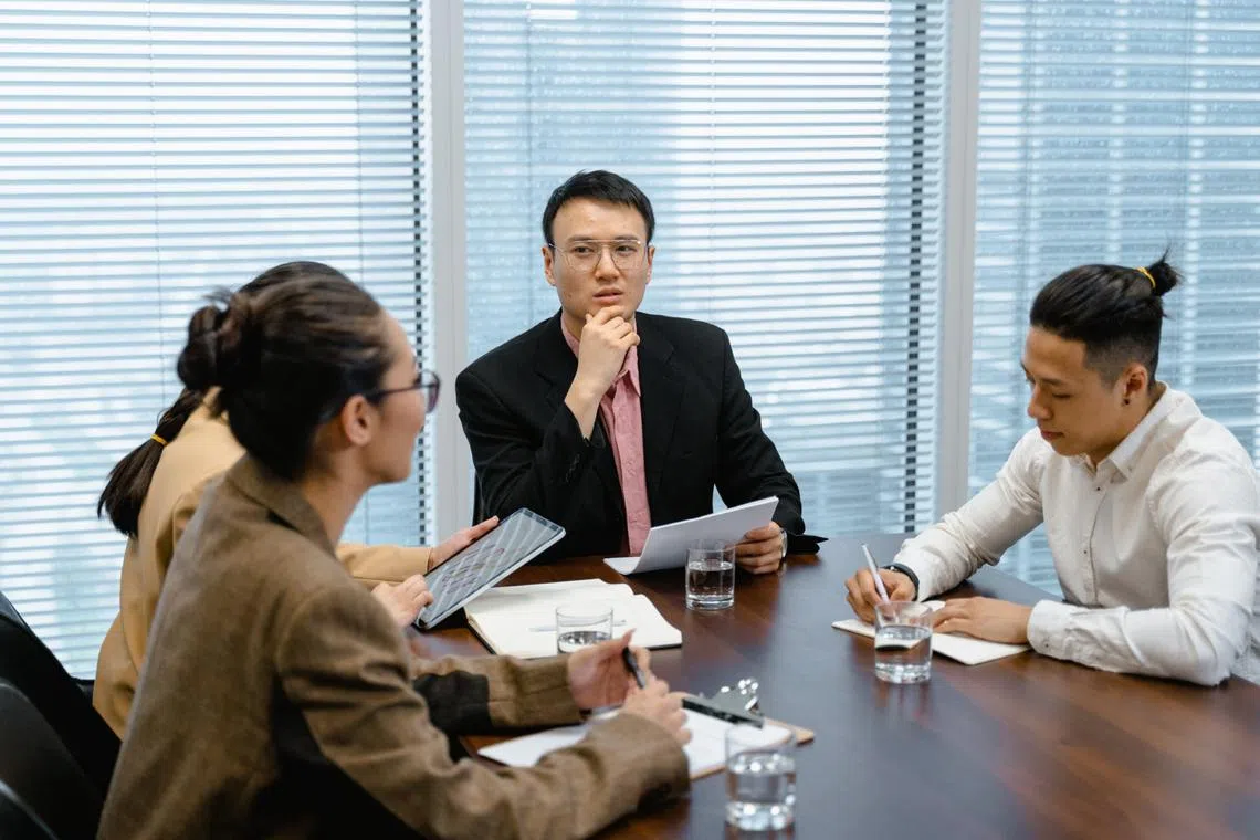 In reality, we have multiple guises, adjusting tone or appearance according to the situation.