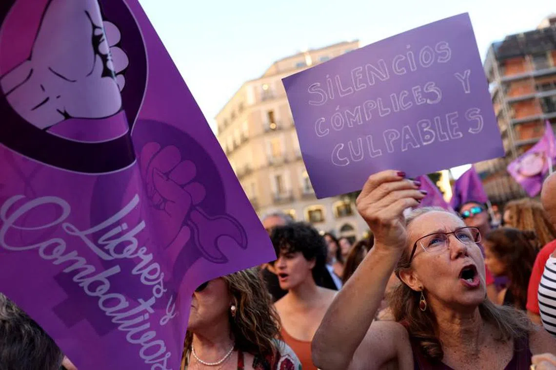FILE PHOTO: Soccer Football - People protest against Royal Spanish Football Federation President Luis Rubiales - Plaza Callao, Madrid, Spain - August 28, 2023 A woman holds a banner during a protest in Madrid following a kiss between Royal Spanish Football Federation President Luis Rubiales and Spain's Jennifer Hermoso after the Women's World Cup Final REUTERS/Isabel Infantes