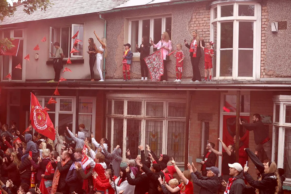 Os torcedores do Liverpool da EPA1213757 se alinham nas ruas durante o desfile da vitória da equipe em Liverpool, Grã -Bretanha, 26 de maio de 2025. O Liverpool está comemorando a 20ª vitória no título da liga inglesa do clube com um desfile de ônibus aberto. EPA-EFE/Adam Vaughan