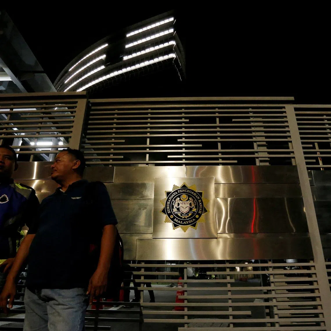 FILE PHOTO: Police officers stand guard outside the Malaysian Anti-Corruption Commission (MACC) headquarters in Putrajaya, Malaysia, July 3, 2018. REUTERS/Lai Seng Sin/File Photo