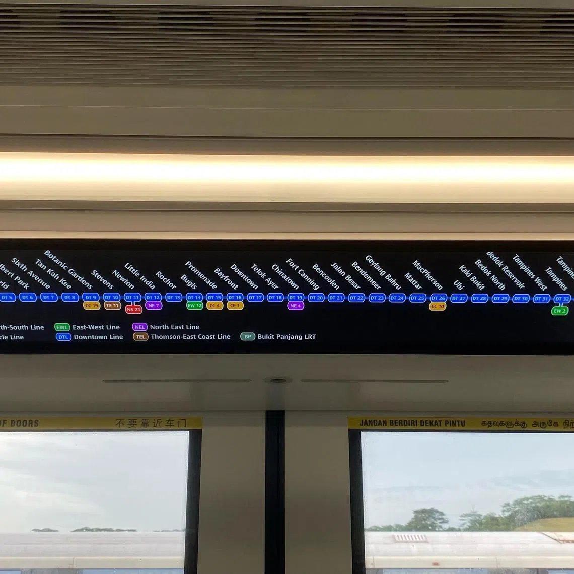 elscreen16 - The new LCD screens on Downtown Line trains also feature the overall route map, for commuters' easy viewing.

Credit: LTA
