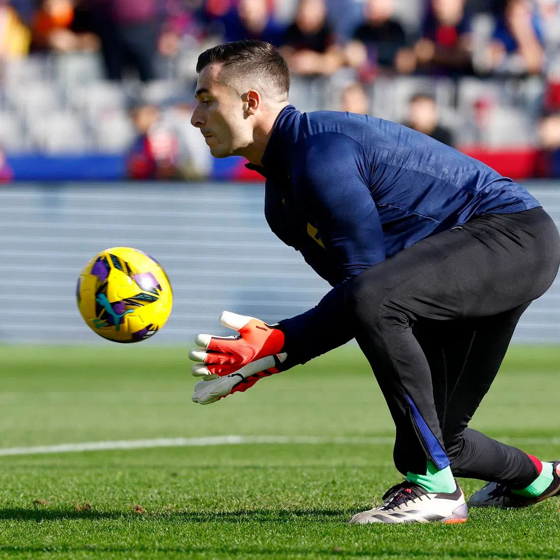 Soccer Football - LaLiga - FC Barcelona v Las Palmas - Estadi Olimpic Lluis Companys, Barcelona, Spain - November 30, 2024 FC Barcelona's Inaki Pena during the warm up before the match REUTERS/Albert Gea