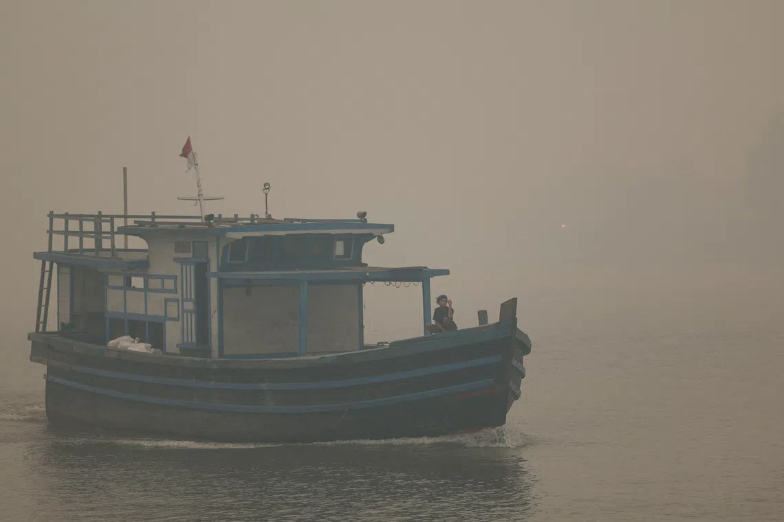 A boat sails along the Kapuas River amid thick haze from wildfires in Pontianak, West Kalimantan province, Indonesia, September 15, 2026. REUTERS/Ajeng Dinar Ulfiana TPX IMAGES OF THE DAY