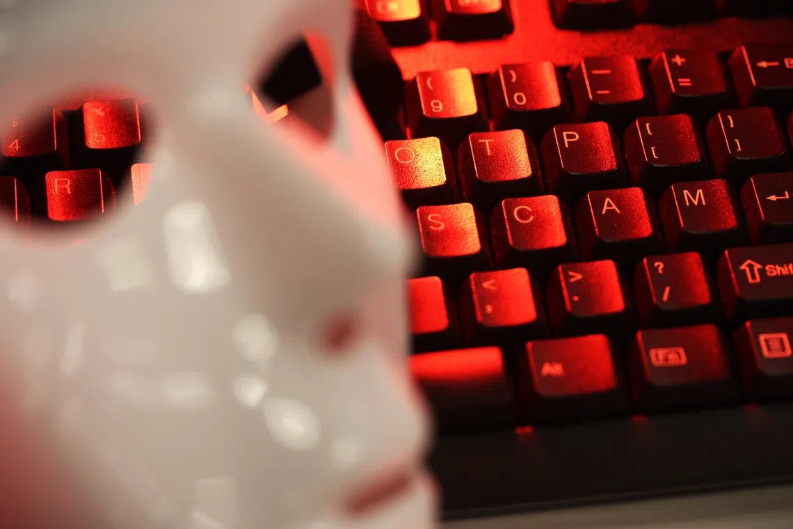 CMG20240405-HengYY01 / 王彦燕 / 拍黑客示意图 [SPH] Creative visual of computer programming coding and software development stock photo. tags: 滥用电脑、欺诈、诈骗、示意图、网络、科技犯罪、黑客、scam、Online scam, scams, frauds, scammers, phishing, e-commerce scams 、phone scam、work scam