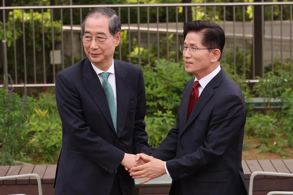 Independent preliminary presidential candidate Han Duck-soo (left) and People Power Party candidate Kim Moon-soo meet for the second consecutive day to discuss a possible unification of their candidacies ahead of the 3 June presidential election.