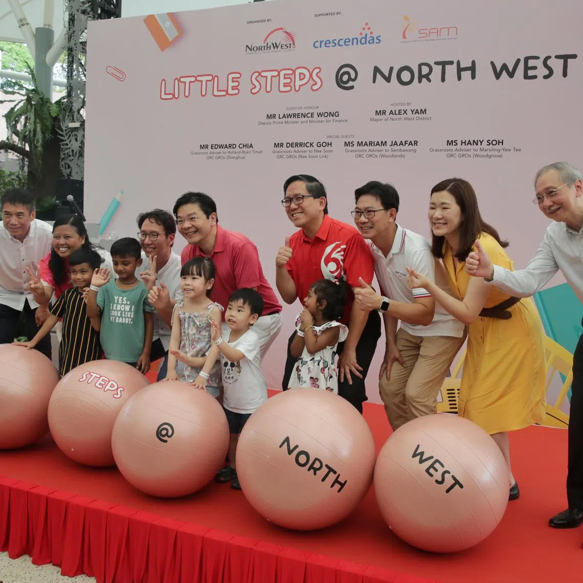 ST20230114_202356374377: Gin Tay / azwong14/ Zhaki Abdullah/

 Deputy Prime Minister and Minister for Finance, Mr Lawrence Wong touring Mandai zoo with the beneficiaries of KidSTART at the launch of Little Steps @ North West at the Singapore Zoo on 14 January 2023.