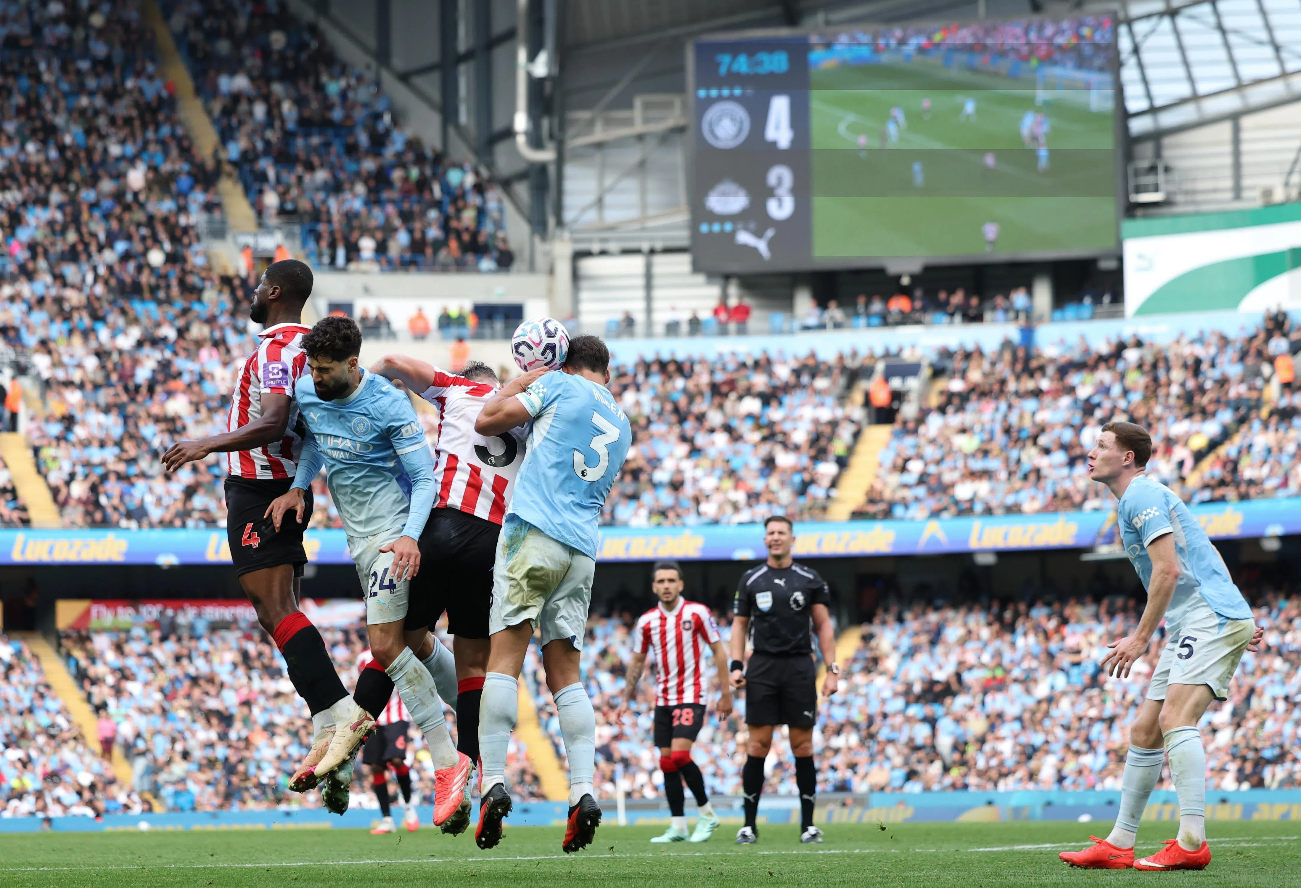 epa13252817 Daniel Ballard of Sunderland (C) in action against Ruben Dias of Manchester City (R) during the English Premier League match between Manchester City and Sunderland AFC, Manchester, Britain, 20 September 2026.  EPA/ADAM VAUGHAN EDITORIAL USE ONLY. No use with unauthorized audio, video, data, fixture lists, club/league logos, 'live' services or NFTs. Online in-match use limited to 120 images, no video emulation. No use in betting, games or single club/league/player publications.