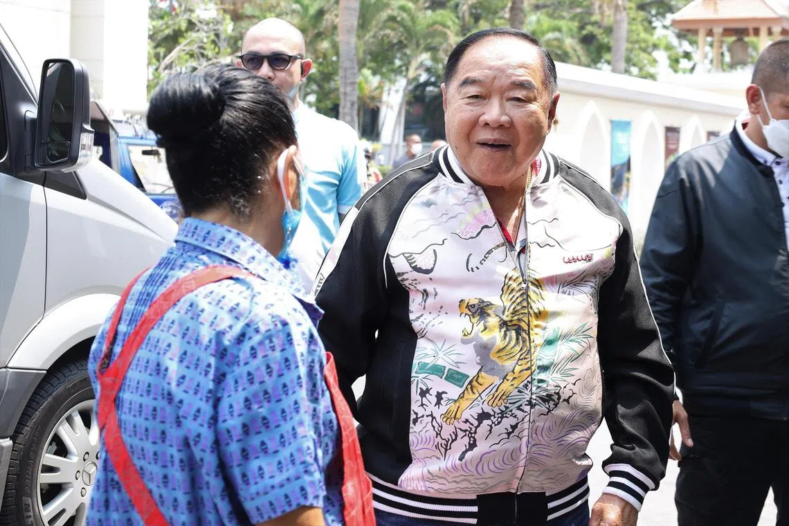 tmprawit - Palang Pracharath leader Prawit Wongsuwan has been sporting a more fashionable look of late, wearing clothing from brands that are popular among the young. The 77-year-old has been seen in wearing jackets from local Thai designer Issue, high-end label Gucci and even a limited-edition Hugo Boss jacket.  




Credit: Palang Pracharath Party