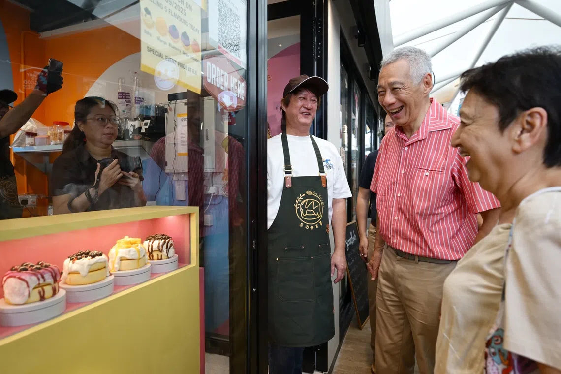 Senior Minister Lee Hsien Loong with En.Souffle owner Spencer Chan, 55, during a tour of Sprouts@AMK on Sept 21.