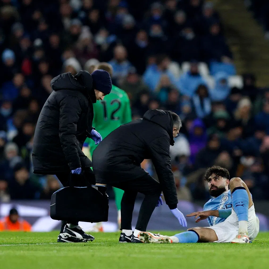 Soccer Football - Premier League - Manchester City v Chelsea - Etihad Stadium, Manchester, Britain - January 4, 2026 Manchester City's Josko Gvardiol receives medical attention after sustaining an injury as Erling Haaland reacts Action Images via Reuters/Jason Cairnduff