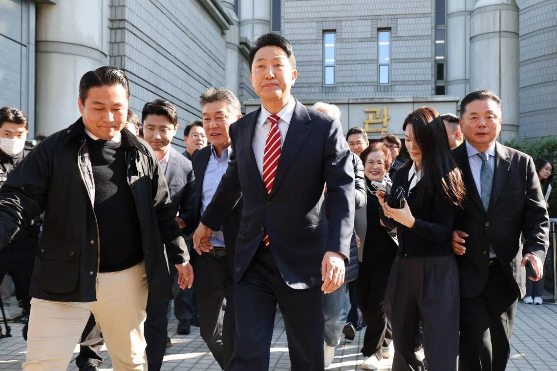 An appeals court cleared Seoul Mayor Oh Se-hoon (centre) of violating the Political Funds Act, citing insufficient evidence.