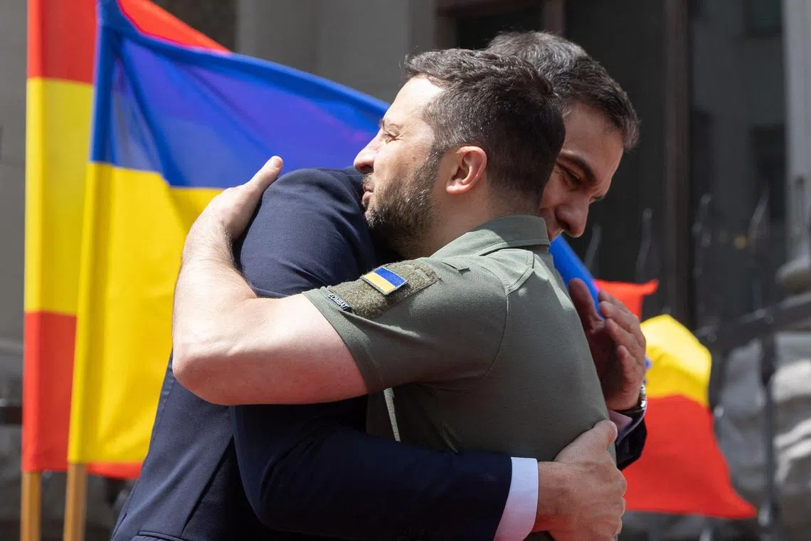 Ukrainian President Volodymyr Zelensky (right) welcomes Spain's Prime Minister Pedro Sanchez in Kyiv.