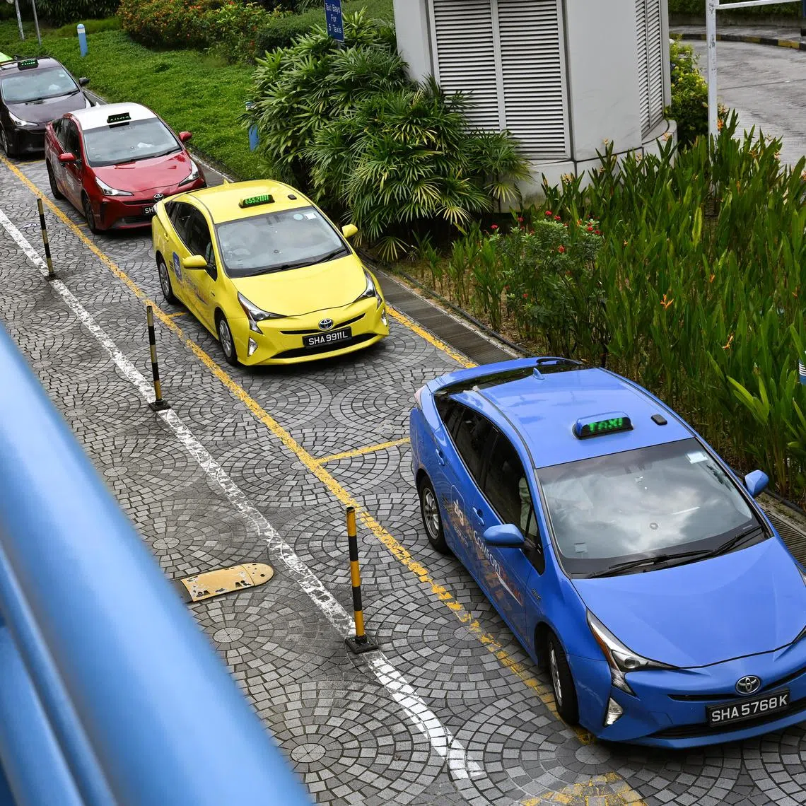 ST20250305-202540000739-Lim Yaohui-Lee Nian Tjoe-ntp2p/

Taxis queueing for passengers at KK Women's and Children's Hospital (KKH) on Mar 5, 2025. 

MOT COS on Point-to-Point taxis and ride-hail services. 
 
Can be used for stories on ride-hailing, Comfort, taxi, money, car, road, safety, traffic regulation, LTA, transport, fare, and vehicle.

(ST PHOTO: LIM YAOHUI)