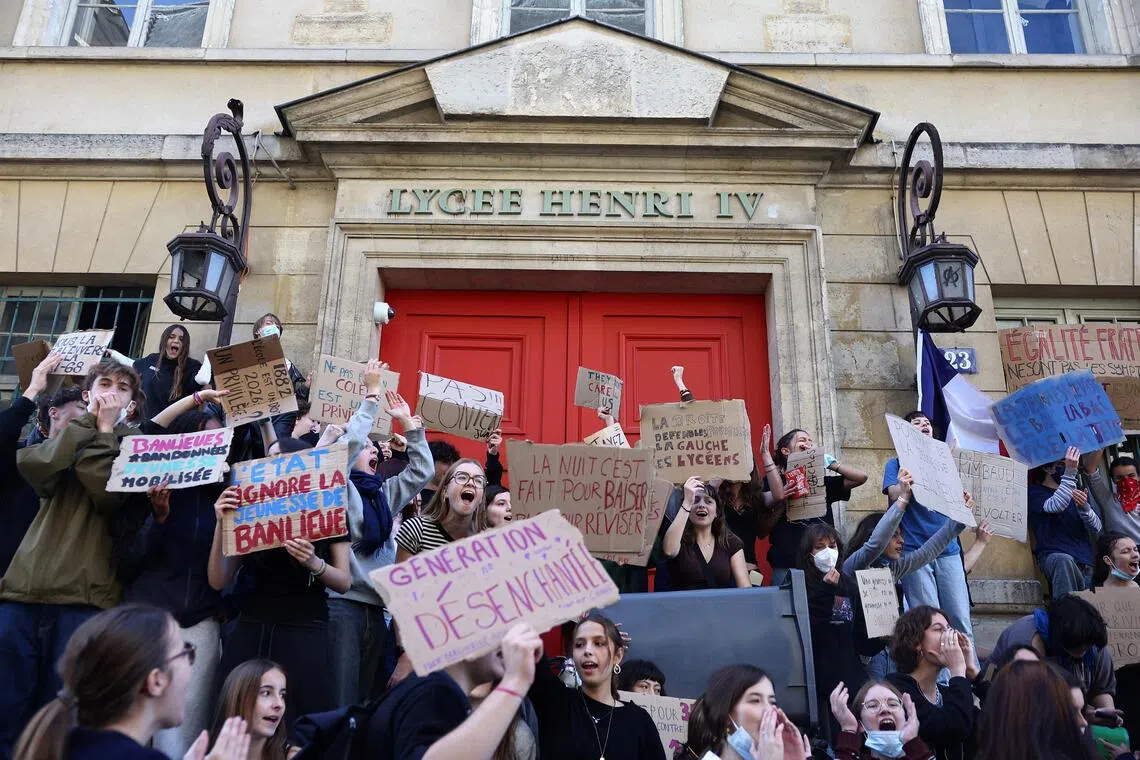 Students have blocked the entrances to hundreds of high schools, complaining of missing teachers, overloaded timetables, dilapidated classrooms and buildings that cannot cope with rising temperatures.