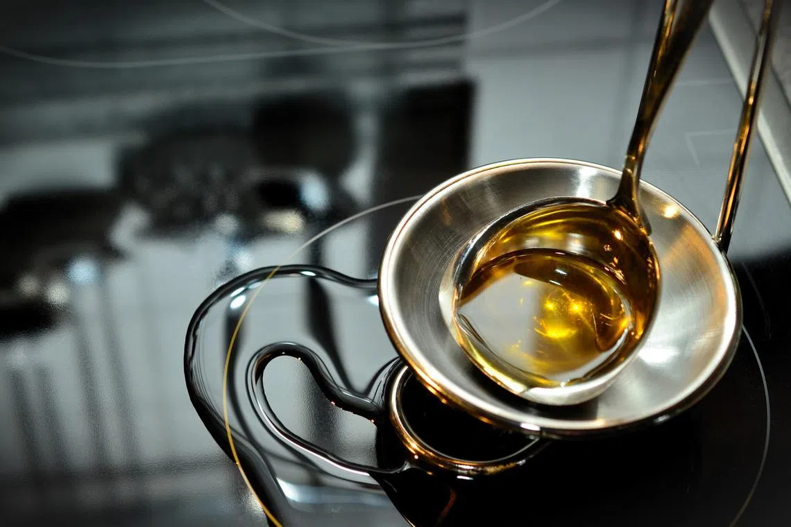 The accused grabbed a saucepan of oil that he had heated up and splashed the it at the victim’s right arm and back. 