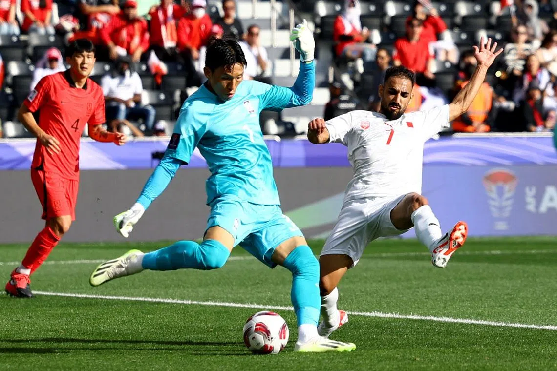 Soccer Football - AFC Asian Cup - Group E - South Korea v Bahrain - Jassim bin Hamad Stadium, Al Rayyan, Qatar - January 15, 2024  South Korea's Kim Seung-gyu in action with Bahrain's Ali Madan REUTERS/Molly Darlington