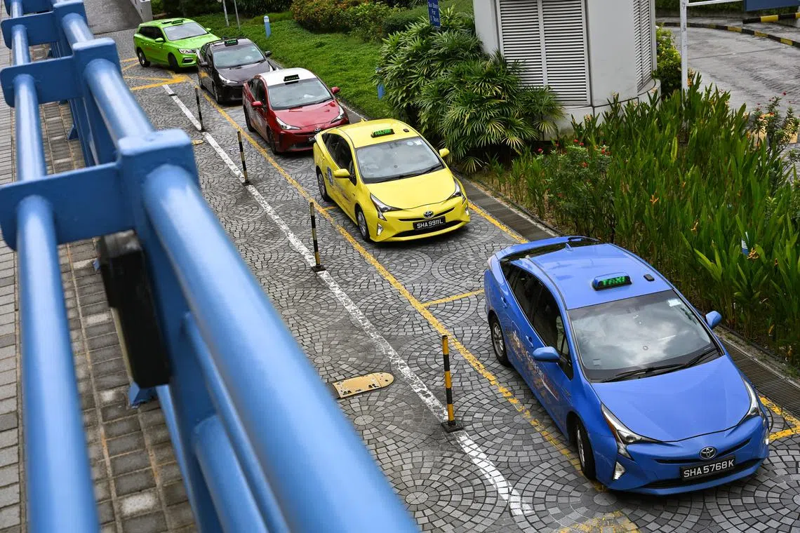 ST20250305-202540000739-Lim Yaohui-Lee Nian Tjoe-ntp2p/

Taxis queueing for passengers at KK Women's and Children's Hospital (KKH) on Mar 5, 2025. 

MOT COS on Point-to-Point taxis and ride-hail services. 
 
Can be used for stories on ride-hailing, Comfort, taxi, money, car, road, safety, traffic regulation, LTA, transport, fare, and vehicle.

(ST PHOTO: LIM YAOHUI)