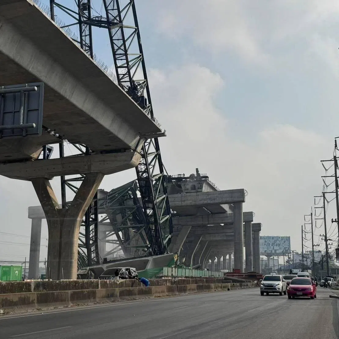 The crane fell at the under-construction Rama II Expressway in Samut Sakhon province.