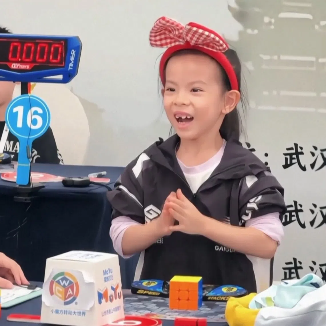 Young speedcuber Lian Yunzhi posted averages of 4.52 and 4.27 seconds, after solving the Rubik’s Cube five times.