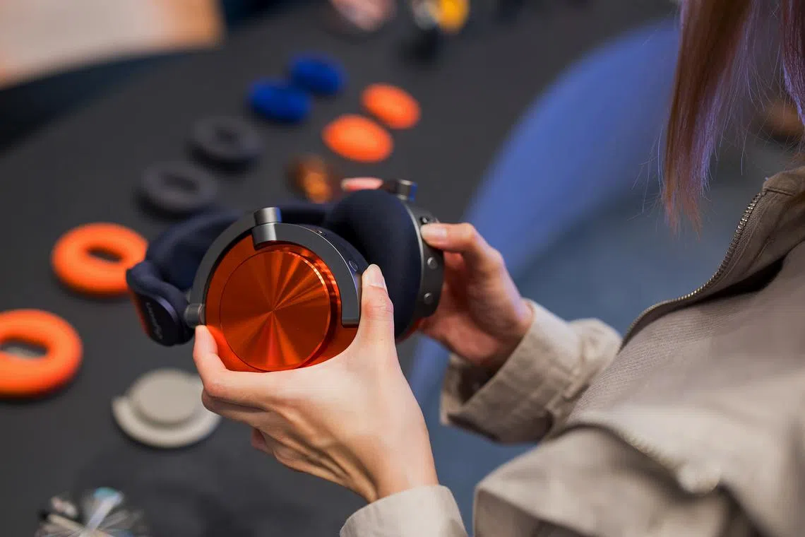 Os fones de ouvido Dyson OnTrac oferecem bateria de 55 horas, tornando-os ideais para voos e escalas de longa distância. 