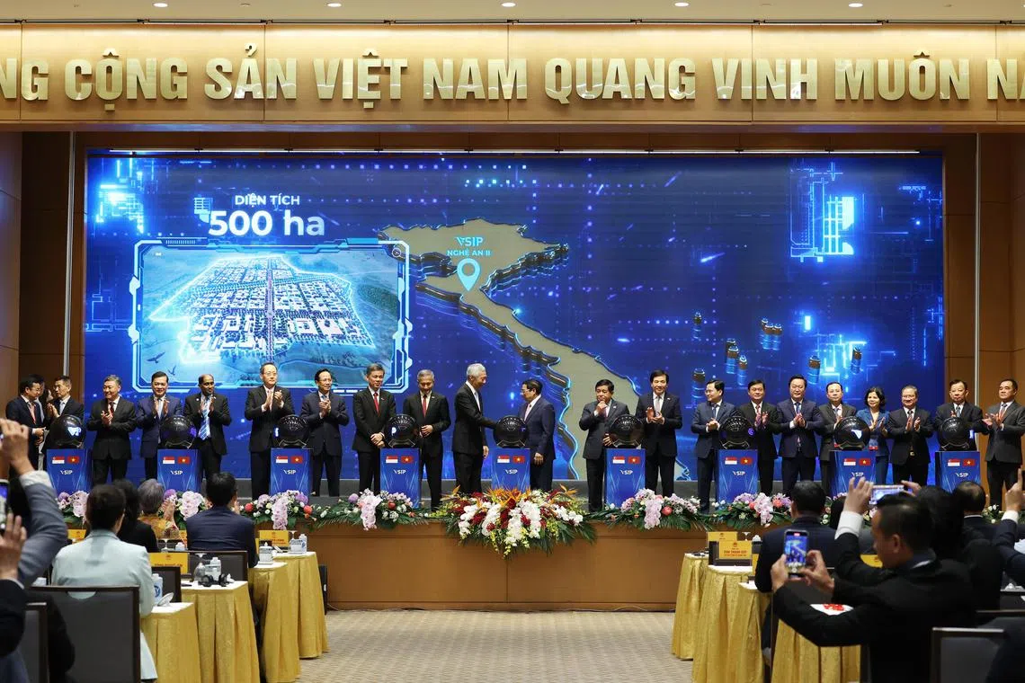 CMG20230829-OA-HoKJ01 PM Lee with PM Chinh the Conference to promote the Implementation of Vietnam – Singapore Cooperation projects on 29 August 2023 to witness the virtual ground-breaking ceremony of 3 VSIPs and the presentation of the investment licenses for new VSIPs. 李显龙总理和越南总理范明政.  越南—新加坡工业园活动.