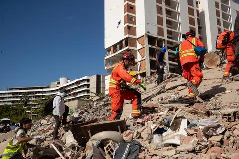 Hotel Santuario La Llanada — escombros tras el terremoto — Macuto, La Guaira