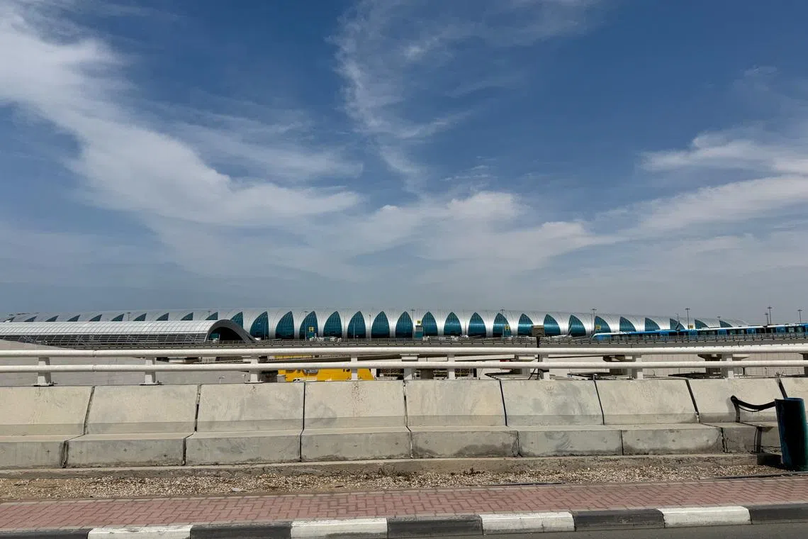 وطن نيوز – احتواء حريق في محيط مطار دبي بعد هجوم بطائرة بدون طيار وتعليق الرحلات الجوية