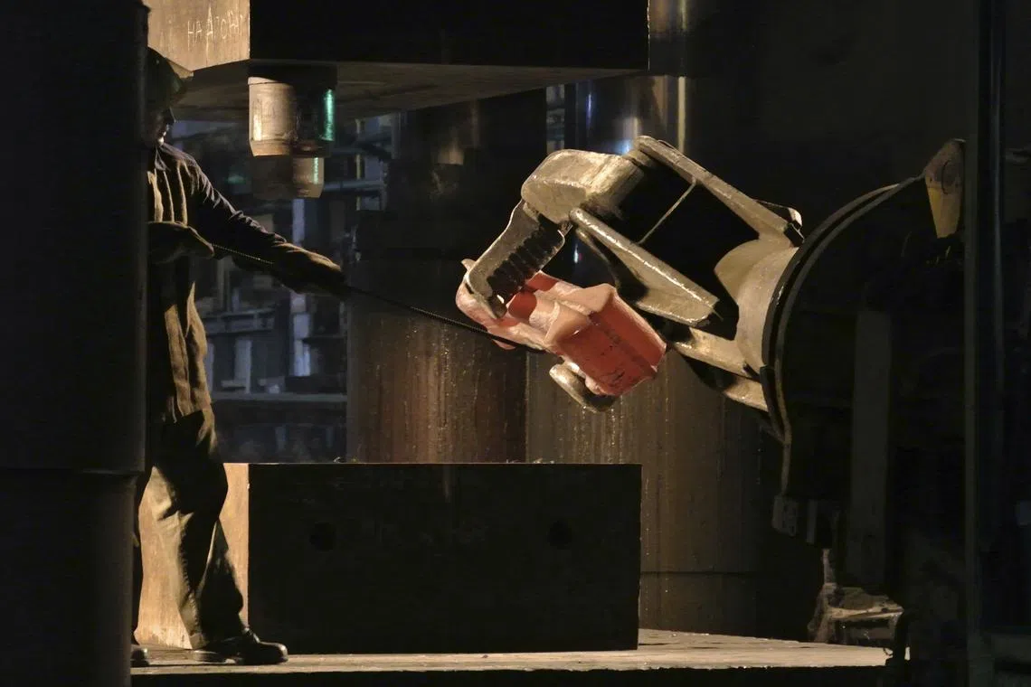 FILE PHOTO: An employee manoeuvres a titanium ingot for pressing at the VSMPO-Avisma factory in Verkhnyaya-Salda, some 1,800 km (1,100 miles) east of Moscow, November 7, 2013.  REUTERS/Svetlana Burmistrova/File Photo
