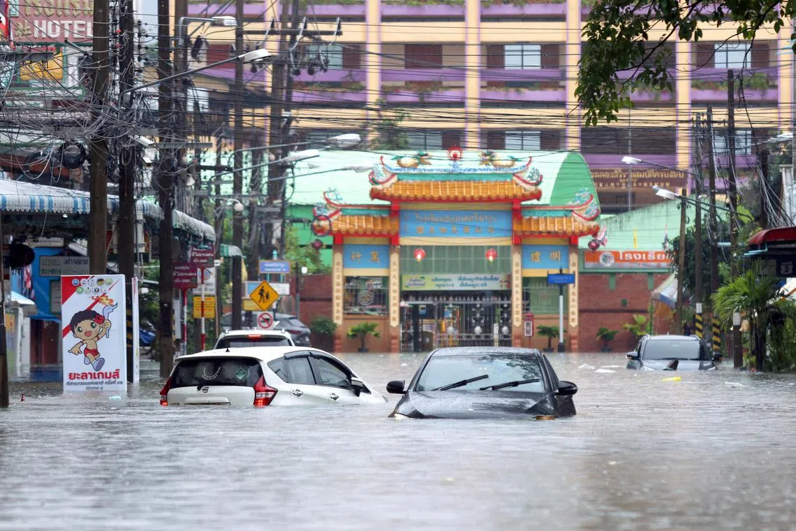 epa11745165 Cars are submerged in water at a flooded street during a downpour in central Yala, southern province, Thailand, 28 November 2024. Seven provinces in southern Thailand are facing severe flooding after heavy rains caused by a strong northeast monsoon, affecting thousands of people and forcing the closure of schools and roads, according to the Department of Disaster Prevention and Mitigation.  EPA-EFE/NAKHARIN CHINNAWORNKOMOL