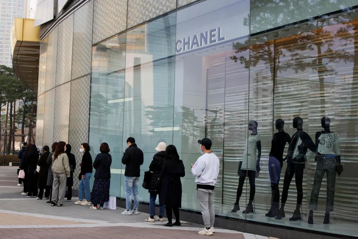 mcletter17 - Shoppers line up outside a Chanel store in Seoul, South Korea, March 16, 2022. Picture taken March 16, 2022. 

Credit: REUTERS/Heo Ran
