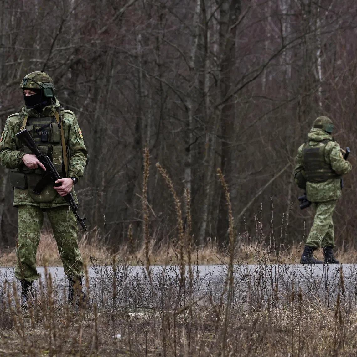 Belarusian servicemen patrol along a road near Novaya Guta crossing station on a border with Ukraine, Gomel region, Belarus January 28, 2025.  REUTERS/Evgenia Novozhenina