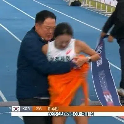 This interaction between coach Kim Wan-ki (left) and runner Lee Su-min at the 2025 Incheon International Marathon in November attracted public criticism.