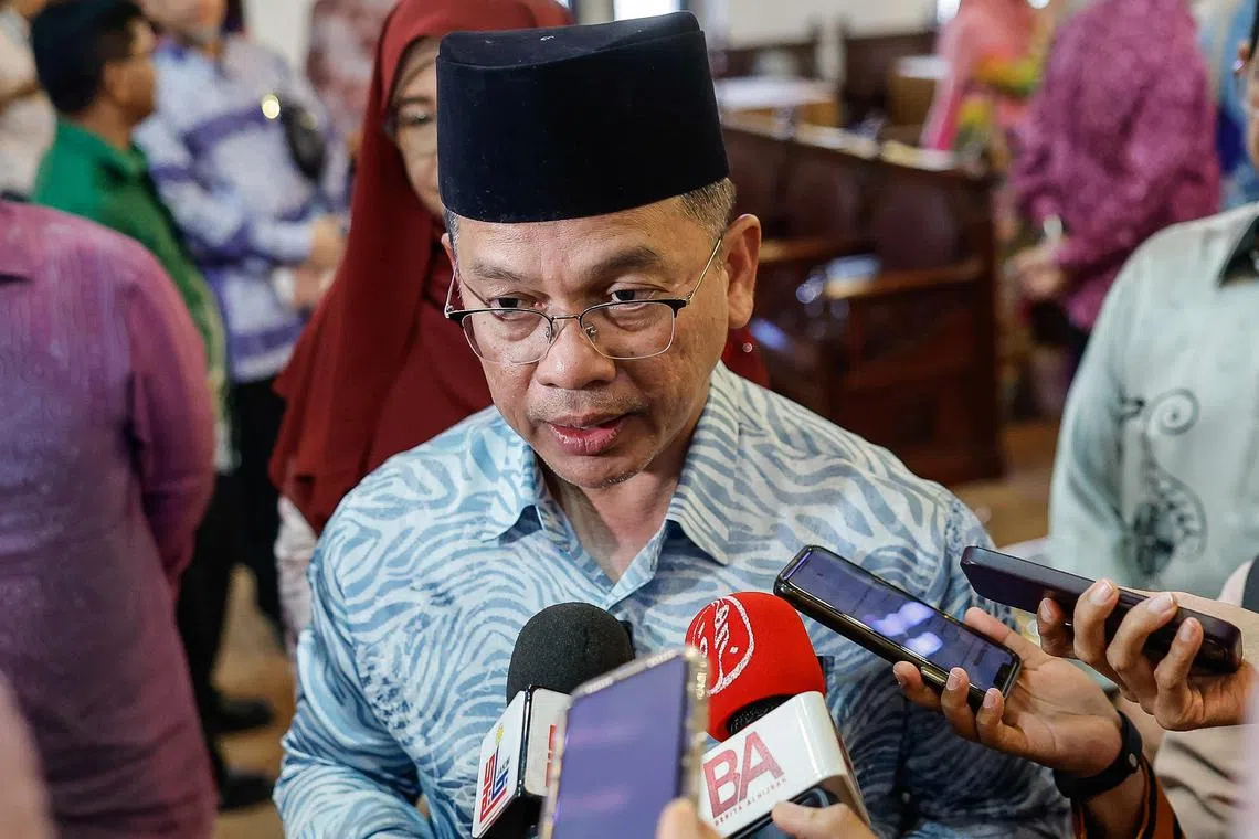 pixsock18// KUALA LUMPUR, 29 Feb -- Minister in the Prime Minister's Department (Religious Affairs) Datuk Dr Mohd Na'im Mokhtar came under fire over new bill granting lawmaking powers to muftis.