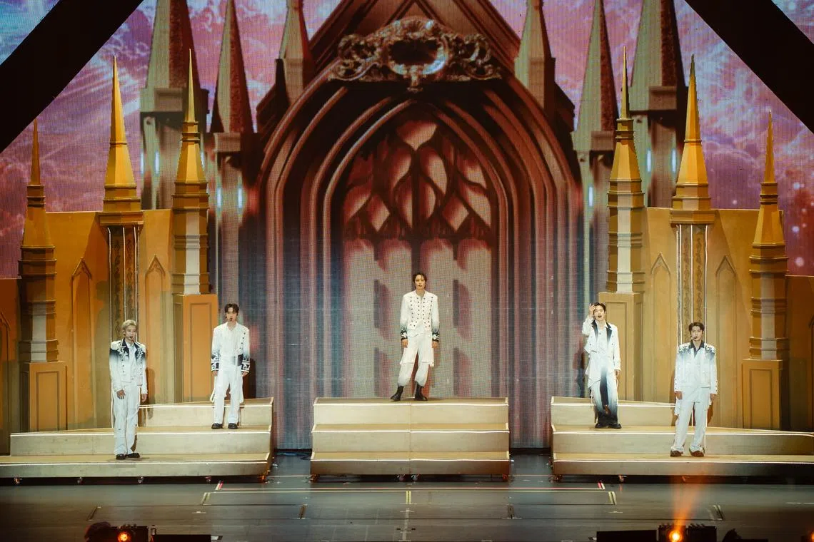 Exo canta a enérgica música El Dorado (2015).