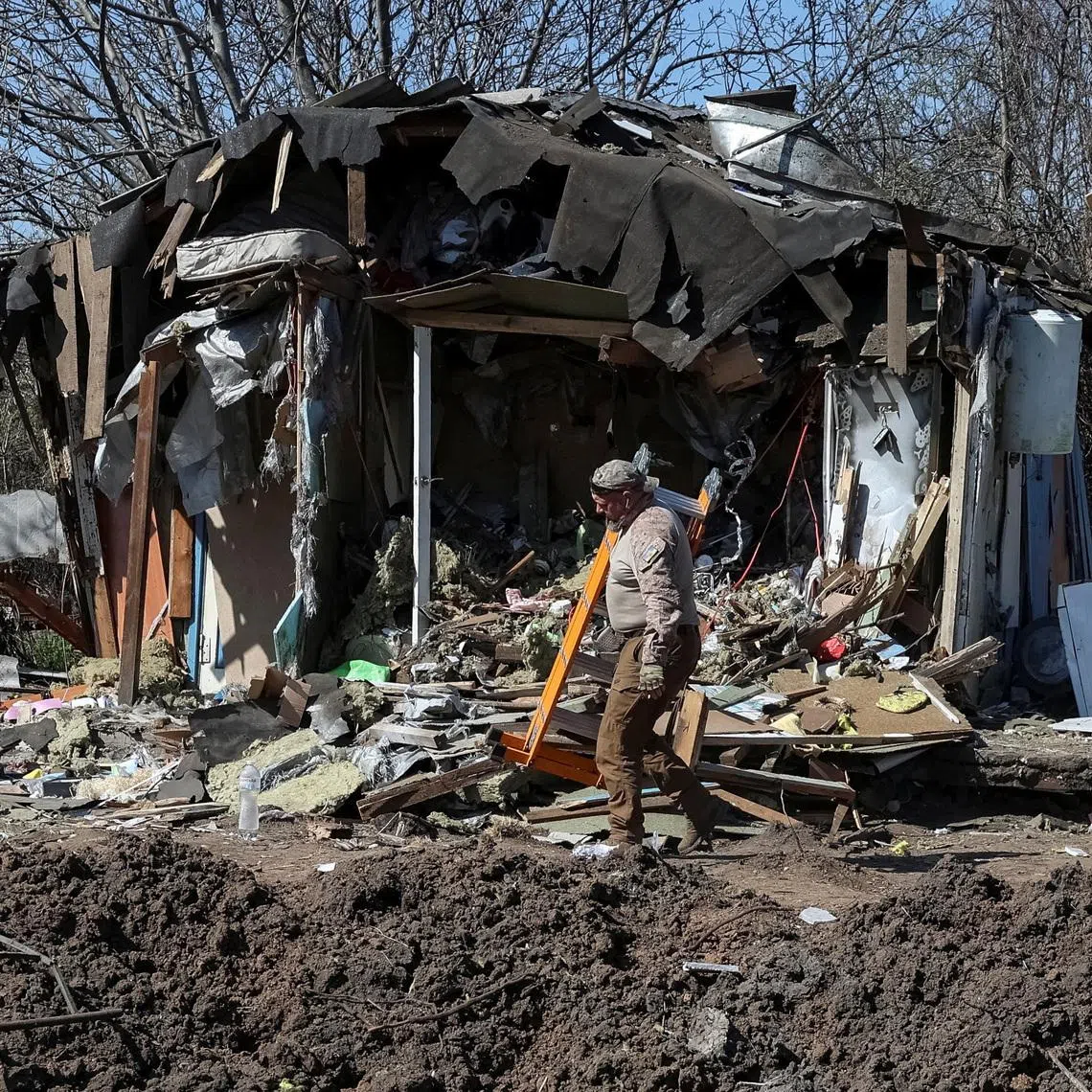 A worker walks at a site of a building hit by a yesterday's Russian missile and drone strike, amid Russia's attack on Ukraine, in Kyiv, Ukraine April 17, 2026. REUTERS/Anatolii Stepanov