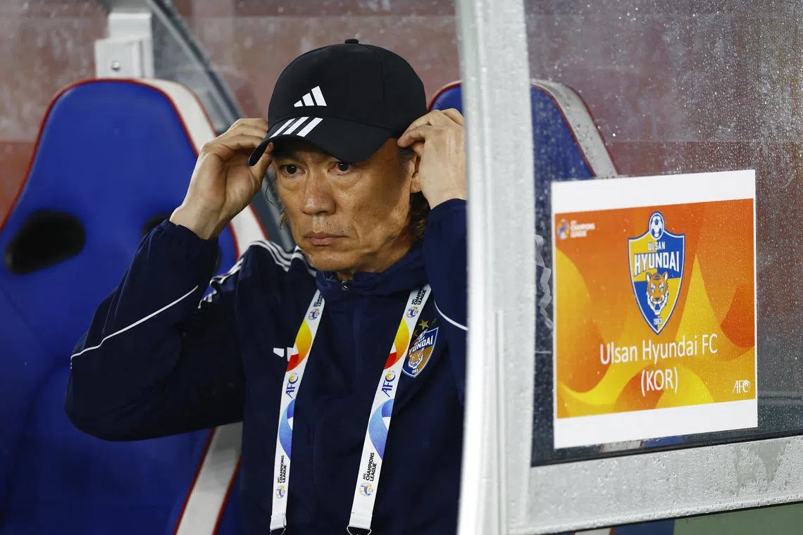FILE PHOTO: Soccer Football - Asian Champions League - Semi Final - Second Leg - Yokohama F Marinos v Ulsan Hyundai - Nissan Stadium, Yokohama, Japan - April 24, 2024 Ulsan Hyundai coach Hong Myung-bo before the match REUTERS/Issei Kato/File photo