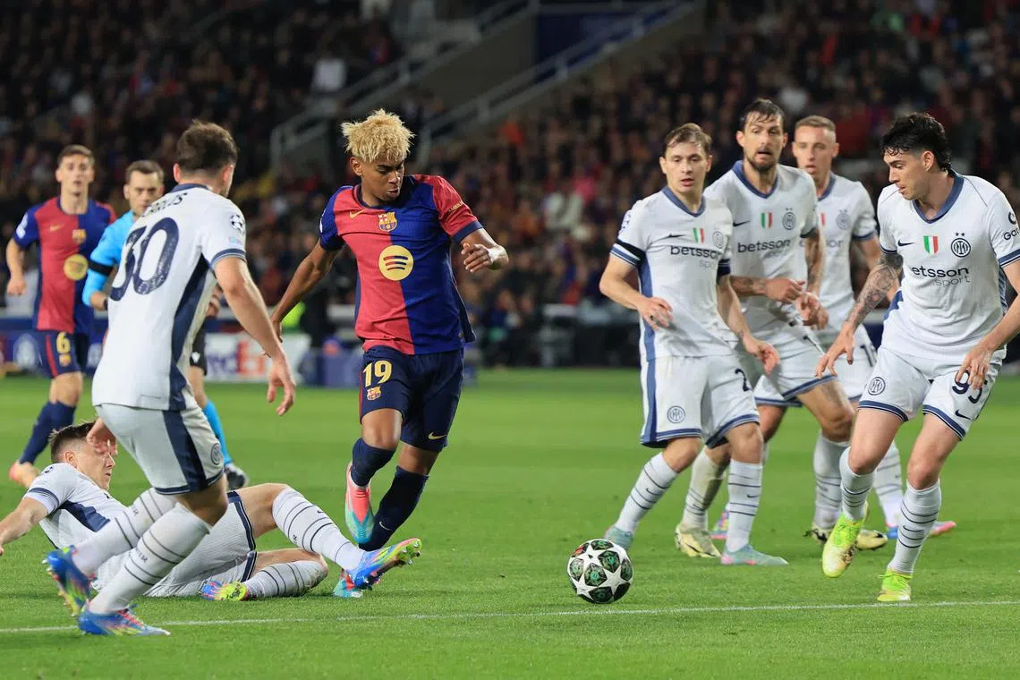 Soccer Football - Champions League - Semi Final - First Leg - FC Barcelona v Inter Milan - Estadi Olimpic Lluis Companys, Barcelona, Spain - April 30, 2025  FC Barcelona's Lamine Yamal in action with Inter Milan's Alessandro Bastoni REUTERS/Nacho Doce