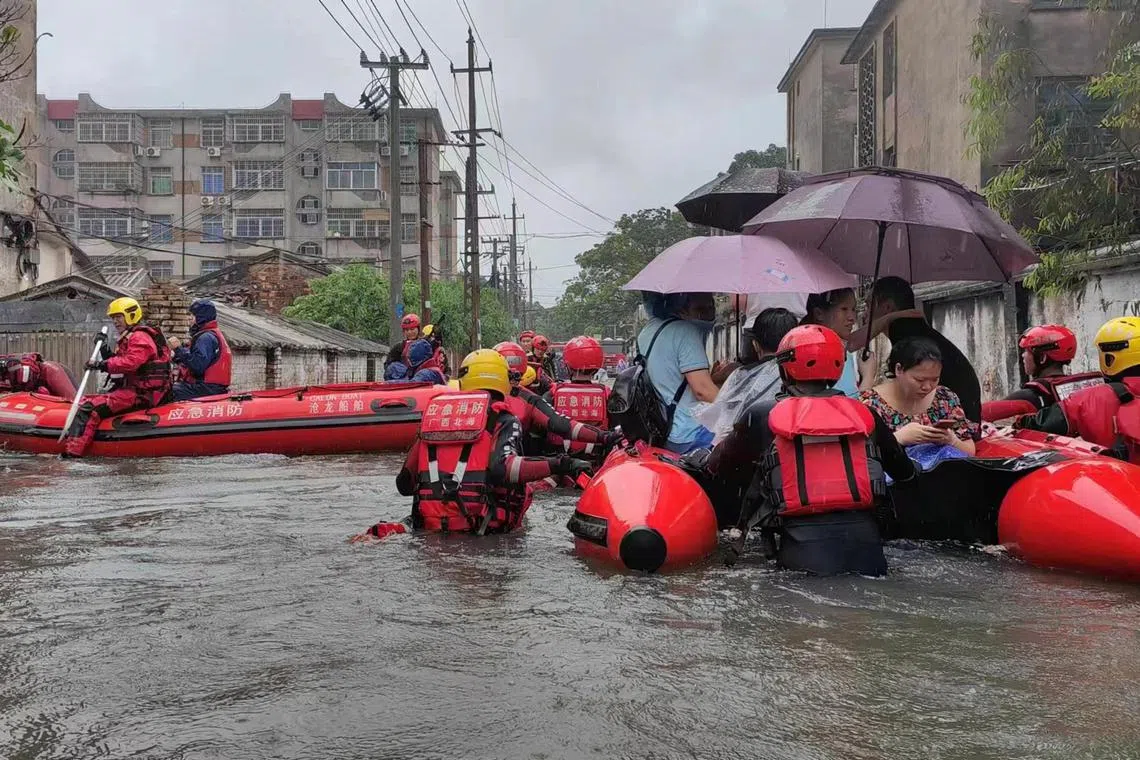 Rescue workers evacuate stranded residents on a flooded street following heavy rainfall in Beihai, Guangxi Zhuang Autonomous Region, China June 8, 2023. cnsphoto via REUTERS   ATTENTION EDITORS - THIS IMAGE WAS PROVIDED BY A THIRD PARTY. CHINA OUT. 