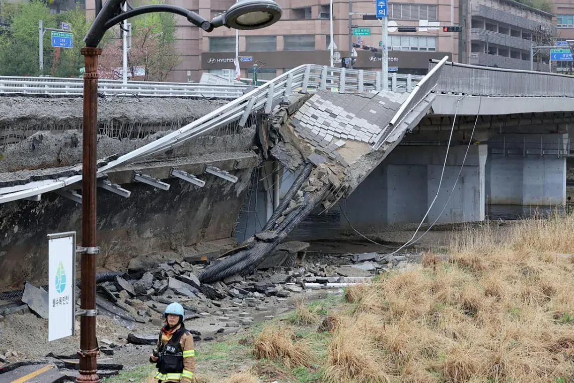 The bridge in Seongnam city reportedly collapsed because a waterpipe underneath was damaged due to heavy rain overnight. 